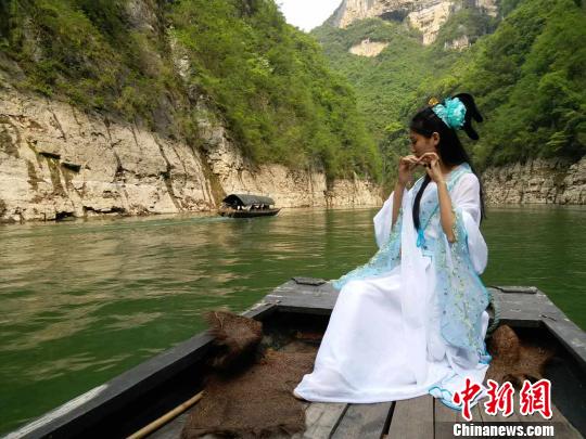 山水美人,相得益彰。 黄英 摄