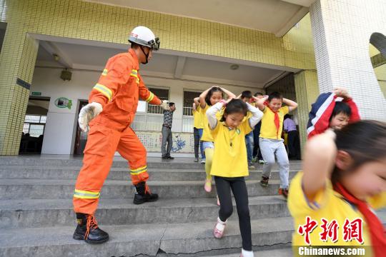 4月24日,江西省新余市分宜县第二小学学生进行紧急疏散演练。 周亮 摄