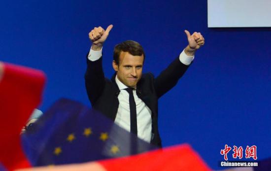 马克龙在巴黎举行的庆祝集会上表示，他领导的政治运动“在一年时间内就改变了法国的政治面貌”。图为马克龙在庆祝集会上。 中新社记者 龙剑武 摄