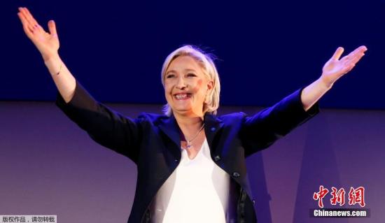 4月23日，在法国埃南—博蒙，极右翼“国民阵线”主席玛丽娜·勒庞在竞选晚会上向支持者致意。