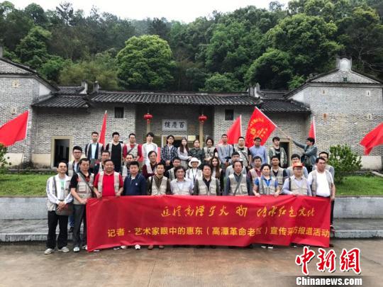图为参加“追忆高潭星火·传承红色文化”采访团的40多名中央省市媒体记者与艺术家,在髙潭革命老区中洞村百庆楼前合影。 宋秀杰 摄