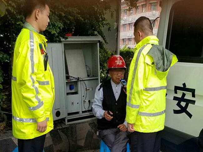六旬大爷酒后驾车来处理违章 自投罗网被逮个