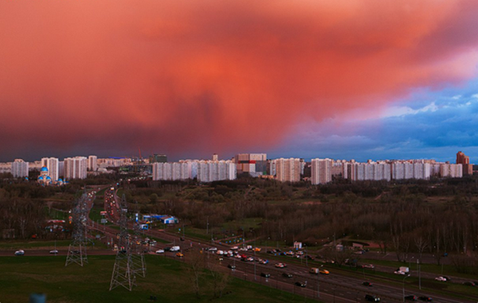 莫斯科天空現壯觀火燒雲，宛如世界末日景象。