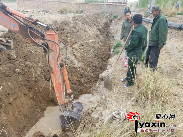 新疆和静县民政局驻村工作队破解村民庭院用水