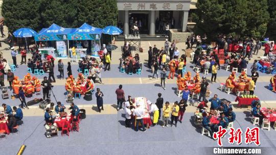 图为300名基层劳动者应邀同吃火锅迎接“五一”劳动节。 杨艳敏 摄