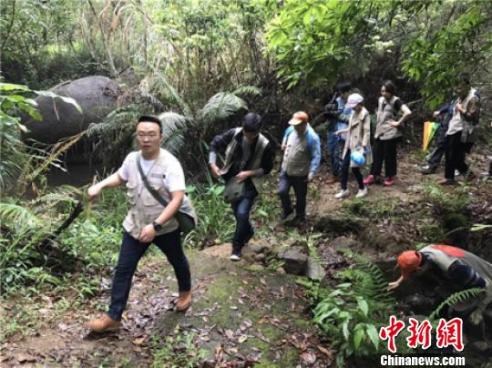 图为参加“追忆高潭星火·传承红色文化”采访团的40多名中央省市媒体记者与艺术家在重走“红军路”,体验红色文化。 宋秀杰 摄