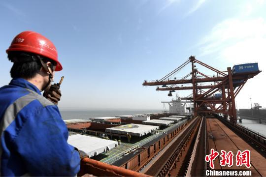 图为货轮正在黄骅港20万吨级矿石码头进行卸货 皮家琪 摄