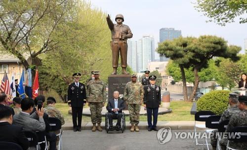 4月25日，在位于首尔龙山的驻韩美军第8军司令部，龙山基地内沃尔顿·沃克将军铜像迁移工作正式启动。（图片来源：韩联社）