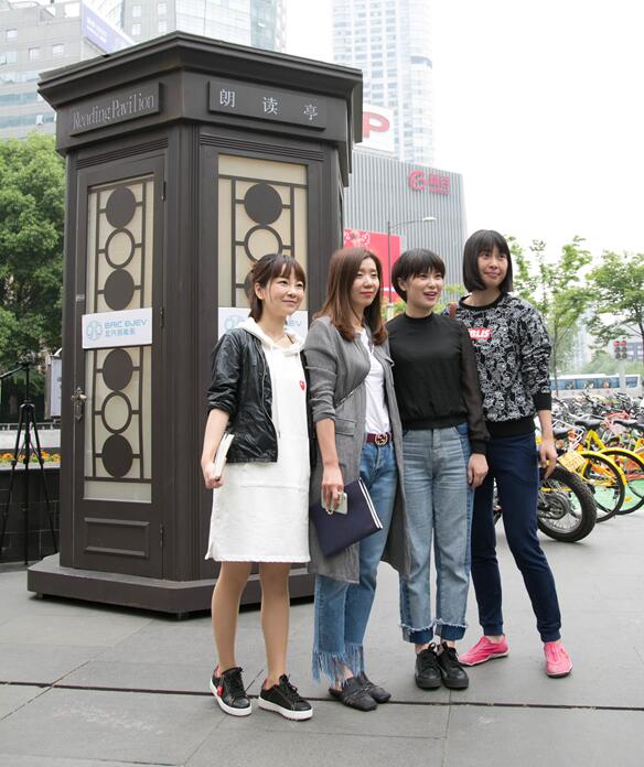 网红朗读亭现身南京啦!市民排队合影|网红|朗