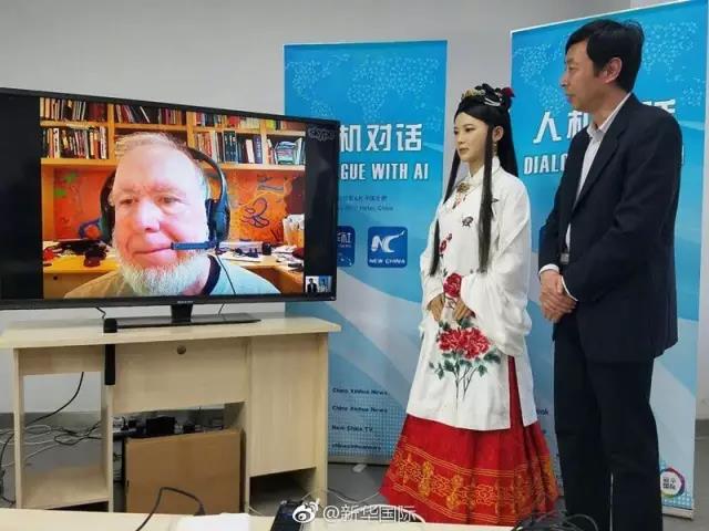 中国科大智能机器人佳佳以特约记者身份采访