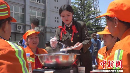 图为爱心火锅商家为基层劳动者服务。 杨艳敏 摄