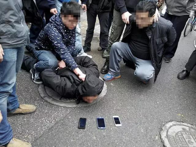 南京北安门街便衣民警逮着了2个偷手机的小偷。（图/CFP）