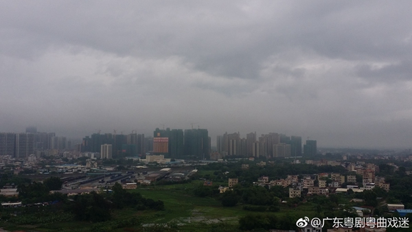 昨天中午，广东茂名空中阴云密布。来源见水印