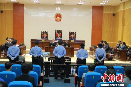 4月25日,原广西林业造纸厂厂长安明明等5人利用改制、转让和拆迁非法侵吞国有资产一案公开宣判。柳州中院供图