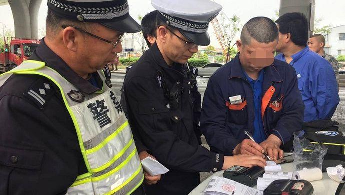 惊!上海一汽车修理工白天酒后驾驶货车称没问