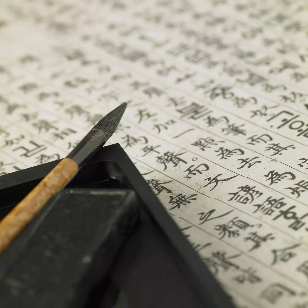 图自视觉中国 名字的书写,使儿童学习了不可抖的慎重,学习了 不可歪的端正,学习了自己作为自己不可取代的自信。 最早的汉字书写学习,通常都包含着自己的名字。 很慎重地,拿着笔,在纸上,一笔一画,写自己的名字。仿佛在写自己一生的命运,凝神屏息,不敢有一点大意。一笔写坏了,歪了、抖了,就要懊恼不已。