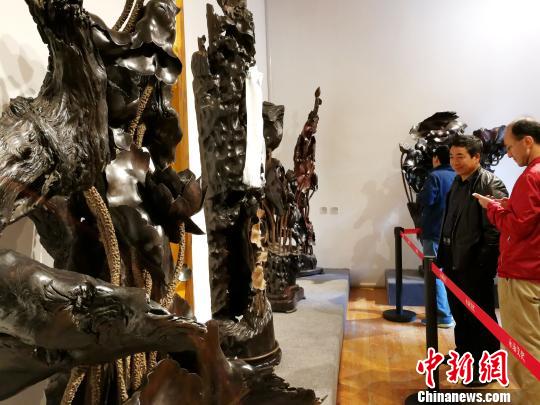 图为木雕艺术品。 张添福 摄