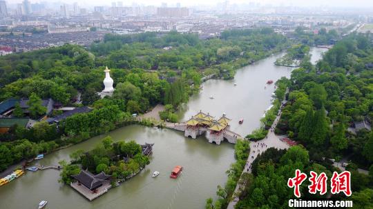 图为扬州大幅度拉低景区错峰价格,对旅游投诉设专项资金先行赔付。 崔佳明 摄