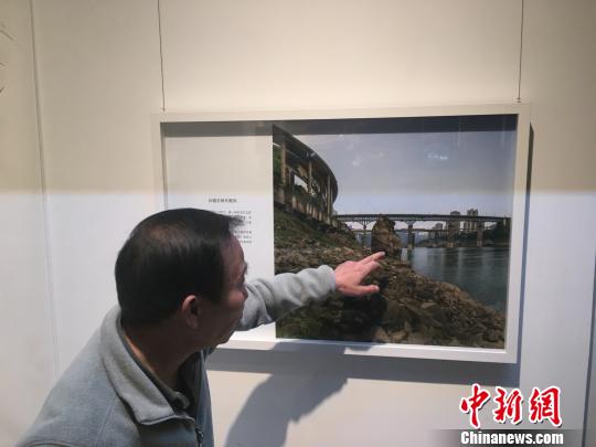 图为《百年上清寺》影像展现场。 刘贤 摄