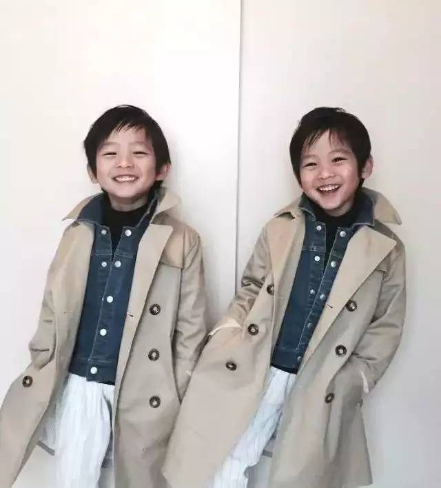 这对双胞胎小正太靠穿搭在ins上抢镜无数