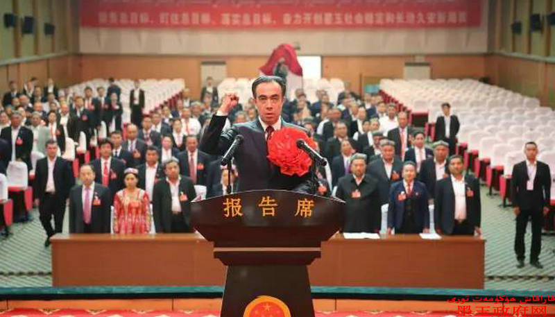 县委书记张冠军为新当选的人民政府县长马合木提·吾买尔江戴大红花.