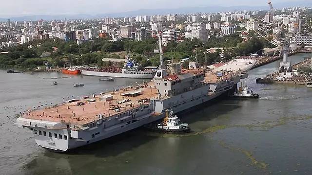 印度国产航母“维克兰特”号下水时就是一个空壳