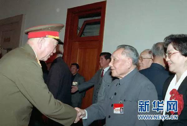 1992年，在中国共产党第十四次全国代表大会期间，邓小平同志同刘华清同志亲切握手。