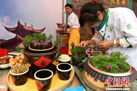 图为江西赣州代表队制作”鱼米之乡“。 黄水林 摄