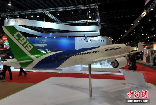 资料图：2014新加坡国际航空航天展览会，中国大型客机C919展区。孙自法 摄