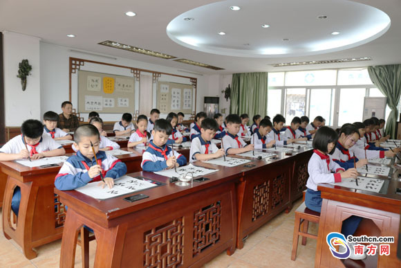 南方网讯（全媒体记者/欧志葵 通讯员岳俭宣）广东省首家数字书法教室落户广州西关培正小学。4月26日，记者获悉，该数字书法教室目前已正式建成，并投入使用。据悉，西关培正小学数字书法教室采用北京华文众合科技有限公司自主研发的智云数字书法教学系统。