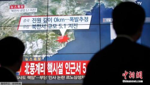 资料图：韩国民众观看电视对朝鲜媒体试射氢弹的报道。