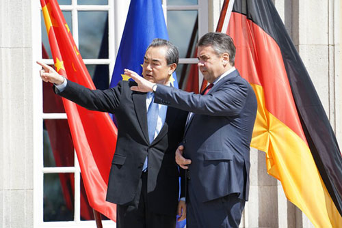 当地时间2017年4月26日，外交部长王毅在柏林与德国副总理兼外长加布里尔共见记者时应询表示，各方均应全面、完整执行联合国安理会涉朝问题决议。