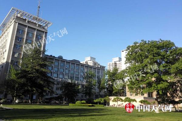 今晨，北京春光明媚，天空湛蓝。