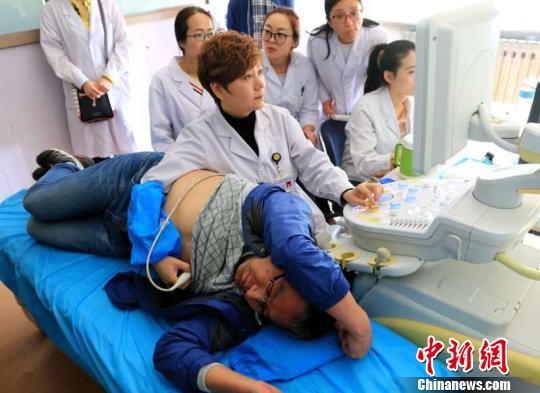 黑龙江“换心人”于文峰正在进行体检 王舒 摄