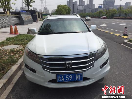 图为:牌号为浙A591WF的歌诗图汽车。 伊芳明 摄