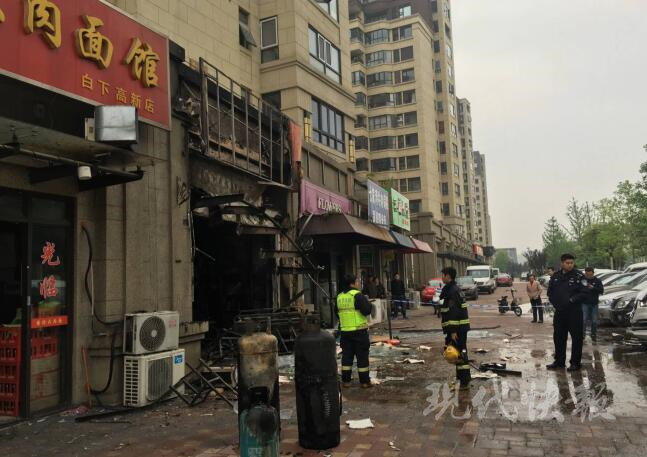 南京一快餐店凌晨发生爆燃,多辆私家车损毁严