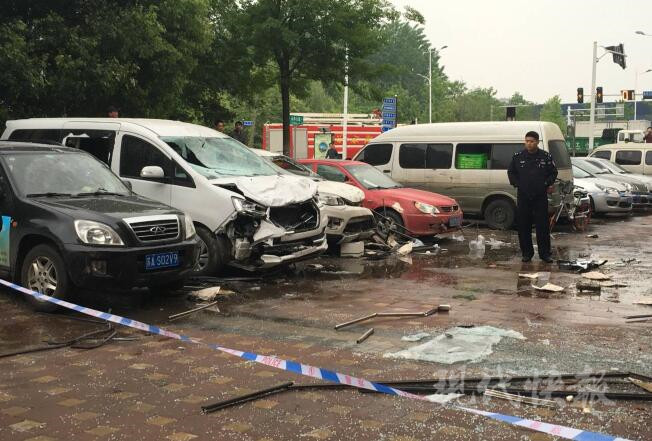 南京一快餐店凌晨发生爆燃,多辆私家车损毁严