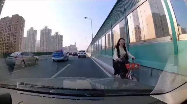 禁止共享单车进小区,有居民和保安动了手,申城