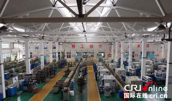 国营芜湖机械厂车间内印有“精工细作，精益求精”的标语。 摄影：刘维靖