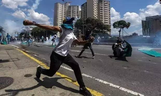 委内瑞拉国内游行示威（图片来源：英国《卫报》）