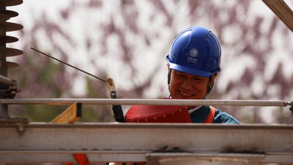 齐鲁工匠李强:爱发明的电修工让工作变得简单