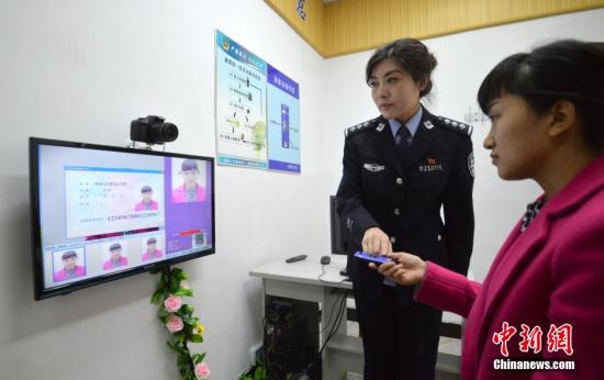 资料图:邯郸市苏曹派出所,一市民体验“身份证自助满意拍系统”。中新社发 郝群英 摄 图片来源:CNSPHOTO