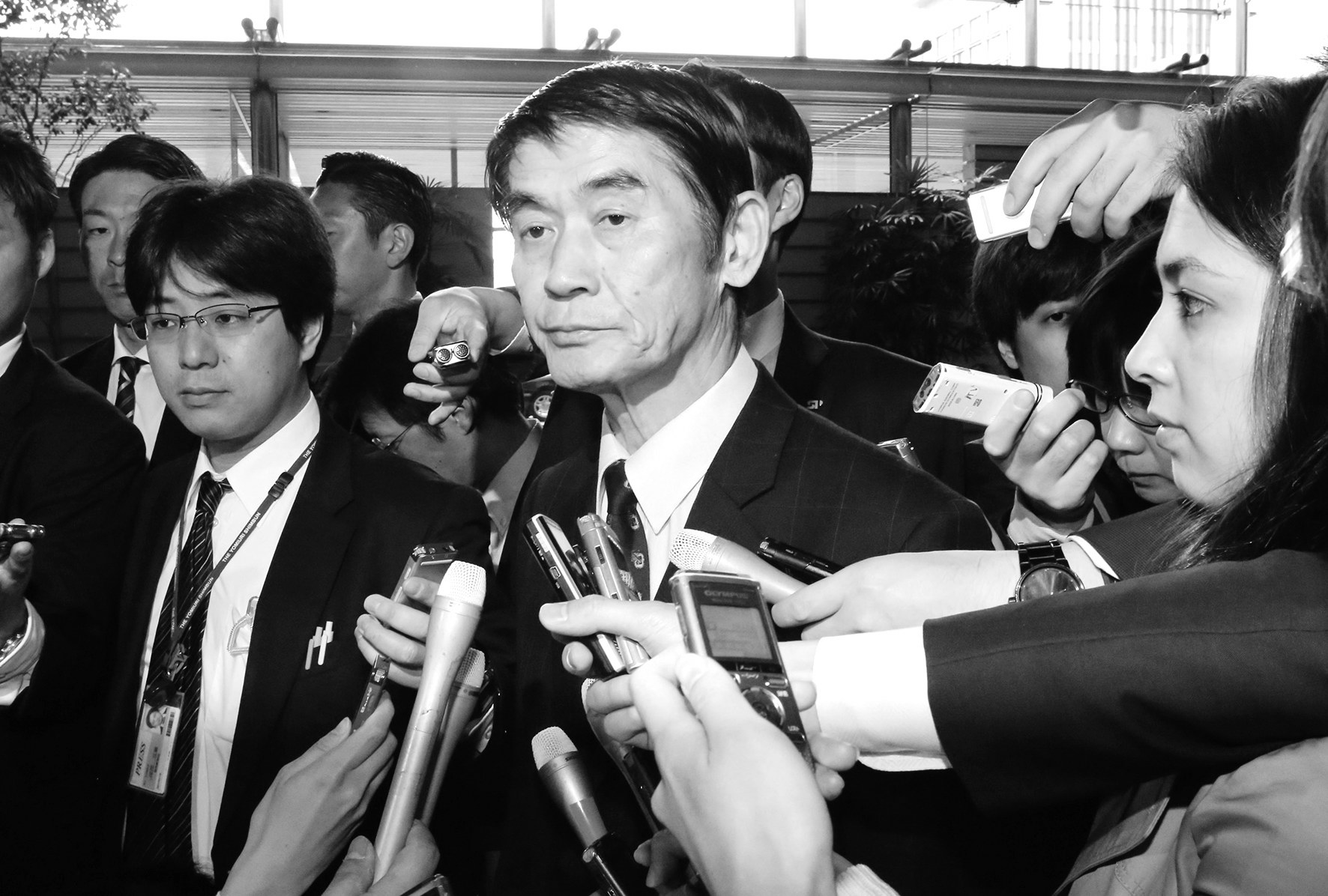 26日，日本复兴大臣今村向安倍递交辞职信。