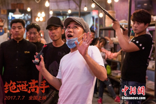 导演卢正雨投入讲戏