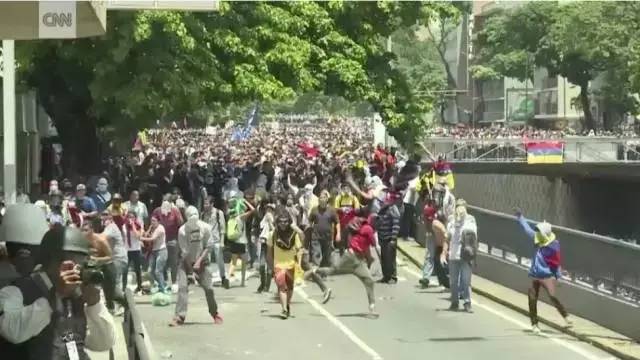 委内瑞拉国内游行示（图片来源：CNN）