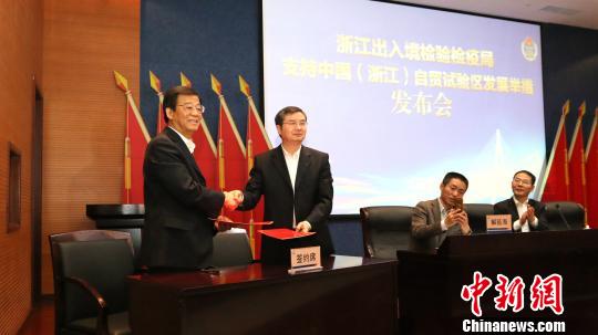图为双方签署《合作备忘录》。 胡一鸣 摄