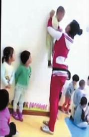 一个孩子被高高举起