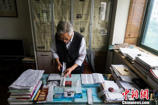 谈汗人剪报的“爱好”自1998年以来一直未间断。 贾军松 摄