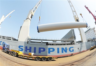 4月27日，一批国产风电塔架在江苏连云港港口码头装船出口海外。耿玉和摄（人民视觉）