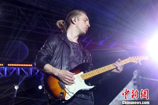 图为立陶宛Zalvarinis乐队演出。 于俊亮 摄